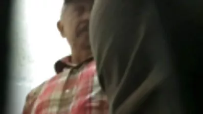 నల్లటి జుట్టు గల తెలుగు సెక్స్ సెక్స్ వీడియో స్త్రీని సెక్స్ కోసం తన స్నేహితుడిని చూడటానికి వస్తుంది.